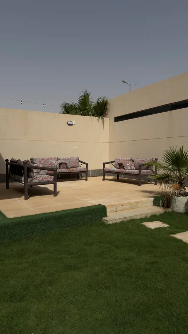 فيللا فى مطروح بها 2 حمام سباحه وحديقه